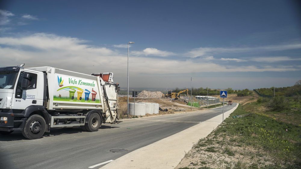 Sanitarna deponija - Odlaganje komunalnog otpada na novu sanitarnu deponiju je počelo 2. avgusta 2021. Komunalni otpad koji sakuplja JKP Gradska čistoća sa teritorije 15 opština Beograda se odlaže na novoj deponiji u skladu sa najvišim standardima iz oblasti upravljanja otpadom Evropske unije i Srbije . Na deponiju u Vinči u proseku dnevno stigne od 500 do 600 kamiona tj. 1500 tona komunalnog otpada. U toku je izgradnja novih ćelija.