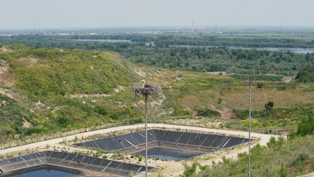 Sanitarna deponija - Odlaganje komunalnog otpada na novu sanitarnu deponiju je počelo 2. avgusta 2021. Komunalni otpad koji sakuplja JKP Gradska čistoća sa teritorije 15 opština Beograda se odlaže na novoj deponiji u skladu sa najvišim standardima iz oblasti upravljanja otpadom Evropske unije i Srbije . Na deponiju u Vinči u proseku dnevno stigne od 500 do 600 kamiona tj. 1500 tona komunalnog otpada. U toku je izgradnja novih ćelija.